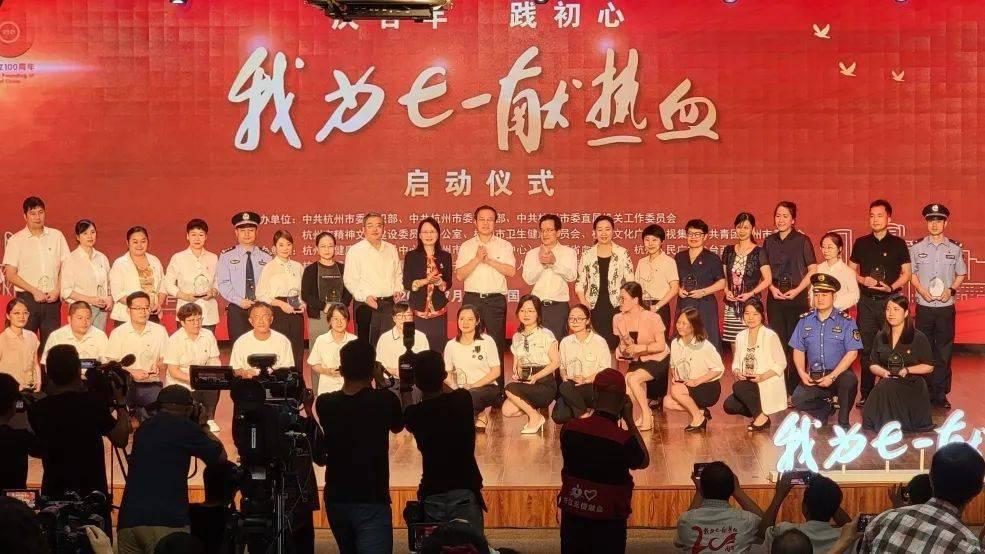 海滨浴场浮冰断裂 12人被困冰面全部获救
